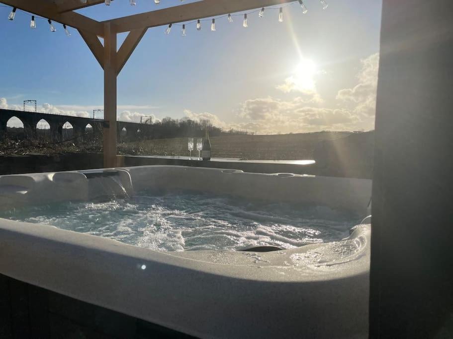 Bridge Holiday Let Linlithgow Esterno foto